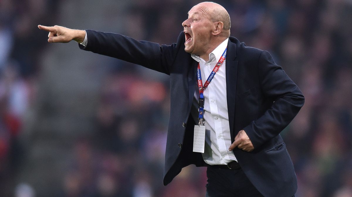 Domlouvá se trenér pro reprezentaci. Bizarní fotka zachycuje jednání Nedvěda s Koubkem